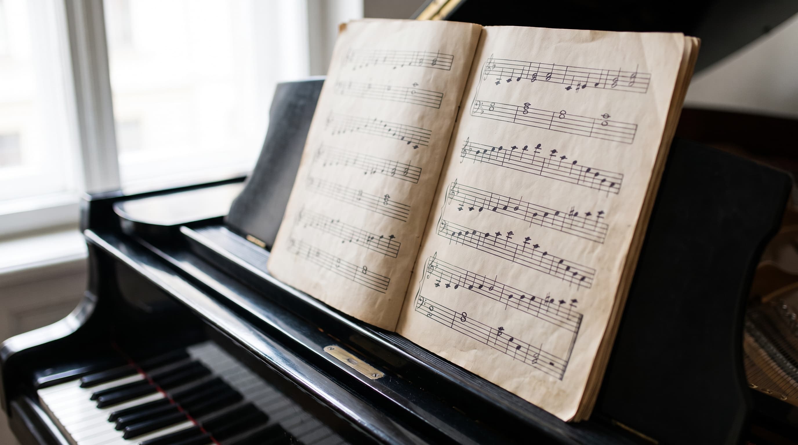 piano keyboard hands